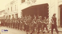 Tip Top sering menjadi saksi bisu sejarah. Seperti ketika foto ini diambil. Di mana tentara sekutu tengah berbaris dan melintas di depan restoran Tip Top pada tahun 1947. Foto: Tip Top Medan