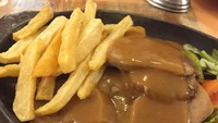 Hingga saat ini orang-orang masih bisa merasakan kelezatan hidangan khas Eropa tempo dulu di Tip Top. Salah satu menu andalannya ada Bistik Lidah Lembu yang mirip seperti selat Solo. Foto: Tip Top Medan
