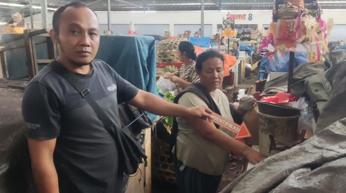 Polsek Karangasem saat melakukan olah TKP terkait kasus pencurian di Pasar Bugbug,Karangasem, Minggu (7/4/2024).