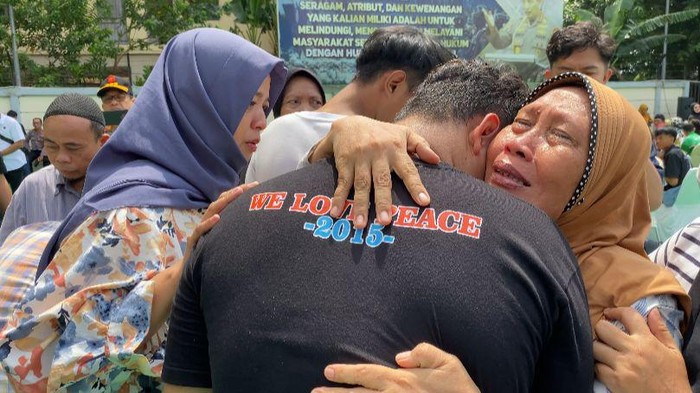 Orang tua dari anak yang diamankan polisi saat konvoi, menjemput anak-anak mereka di Mapolrestro Jakbar.