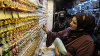 Seorang wanita tengah memilih perhiasan.