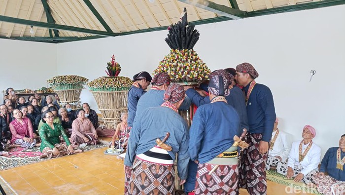 Para abdi dalem Keraton Jogja menjalani prosesi numplak wajik Garabeg Sawal di Kompleks Magangan, Senin (8/4/2024).
