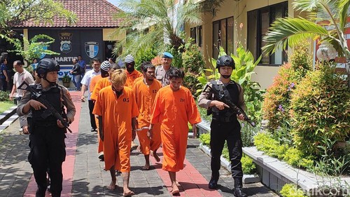 Para pelaku pencurian dihadirkan saat konferensi pers di Polresta Denpasar, Senin (8/4/2024). (Ahmad Firizqi Irwan/detikBali)