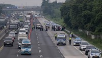Polisi melakukan olah tempat kejadian perkara pascakecelakaan kendaraan di Tol Jakarta-Cikampek KM 58, Kerawang, Jawa Barat, Senin (8/4/2024).