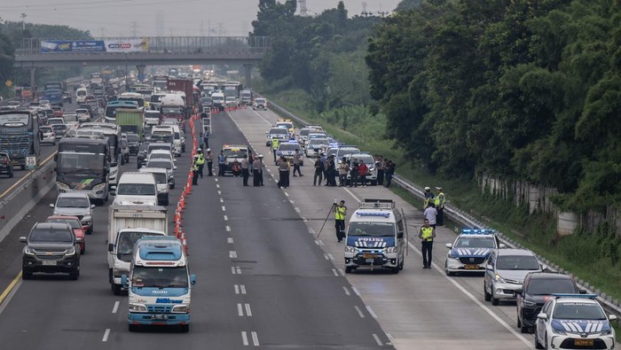 Pascakecelakaan di Tol Jakarta-Cikampek Seorang petugas melihat bangkai kendaraan pascakecelakaan di Tol Jakarta-Cikampek KM 58 di Pool Derek Cikopo, Purwakarta, Jawa Barat, Senin (8/4/2024). Kakorlantas Polri Brigjend Pol Aan Suhanan menyatakan 12 orang tewas dan dua orang luka-luka dalam kecelakaan yang melibatkan tiga kendaraan yaitu Bus Primajasa, Grand Max dan Daihatsu Terios di Jalan Tol Cikampek Km 58. ANTARA FOTO/Bayu Pratama S/nym.