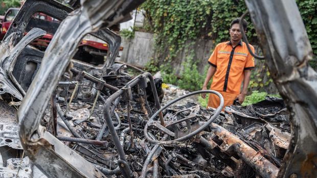 Seorang petugas melihat bangkai kendaraan pascakecelakaan di Tol Jakarta-Cikampek KM 58 di Pool Derek Cikopo, Purwakarta, Jawa Barat, Senin (8/4/2024). Kakorlantas Polri Brigjend Pol Aan Suhanan menyatakan 12 orang tewas dan dua orang luka-luka dalam kecelakaan yang melibatkan tiga kendaraan yaitu Bus Primajasa, Grand Max dan Daihatsu Terios di Jalan Tol Cikampek Km 58. ANTARA FOTO/Bayu Pratama S/nym.