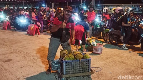 Pedagang asongan di Pelabuhan Padangbai, Karangasem, Bali.