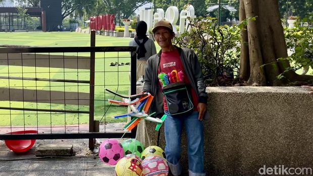 Pedagang mainan di Alun-alun Bandung memutuskan tak mudik lebaran.