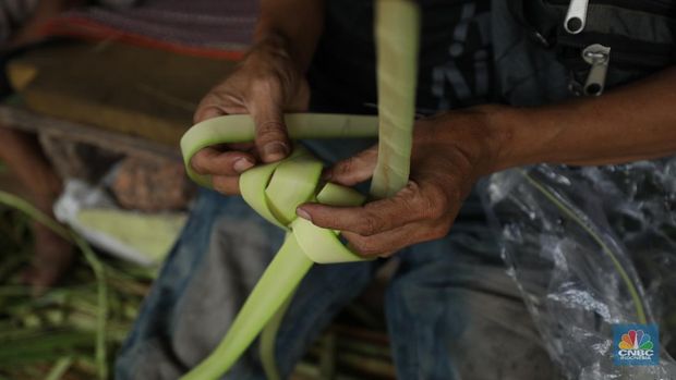 Pedagang Musiman Kulit Ketupat Mulai Penuhi Jalan di Jakarta. (վ/Tri Susilo)