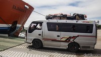 Namun untuk mengurangi volume antrean di Pelabuhan Merak, sebagian kendaraan roda empat dialihkan ke Pelabuhan Ciwandan. 