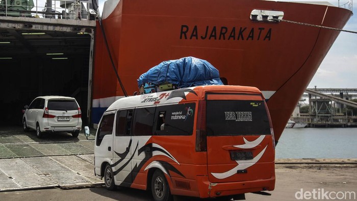 Kendaraan roda empat ukuran kecil yang membawa para pemudik masuk ke lambung kapal di Pelabuhan Ciwandan, Banten, Senin (8/4/2024).