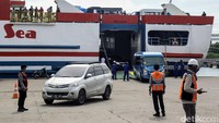 Jarak antara Pelabuhan Merak dan Pelabuhan Merak sekitar 20 km.