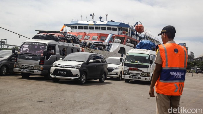 Kendaraan roda empat ukuran kecil yang membawa para pemudik masuk ke lambung kapal di Pelabuhan Ciwandan, Banten, Senin (8/4/2024).