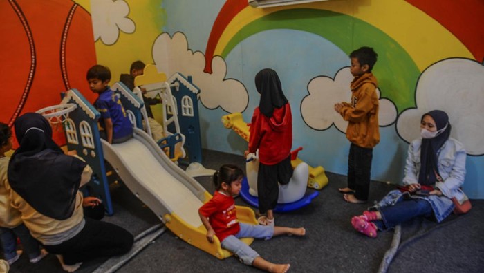Pelabuhan Ciwandan Sediakan Area Bermain untuk Anak Pemudik Sejumlah anak bermain di posko tenda bermain anak di Pelabuhan Ciwandan, Kota Cilegon, Banten, Senin (8/4/2024). Area bermain anak tersebut bertujuan untuk mengisi luang waktu anak sembili menunggu kapal bersandar guna mendukung kelancaran arus mudik Hari Raya Idul Fitri 1445 H. ANTARA FOTO/Muhammad Bagus Khoirunas/nz