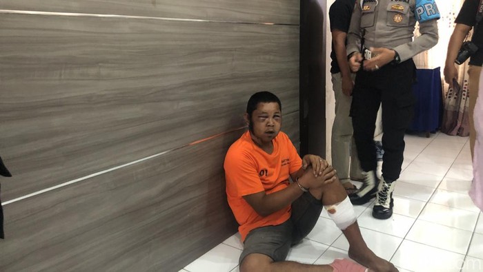 Pelaku bernama Dedi Akbar saat dihadirkan Polres Pariaman (Foto: M. Afdal Afrianto)