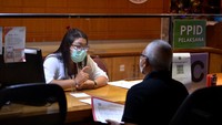 Petugas memberikan layanan publik kepada warga di Mal Pelayanan Publik Graha Sewaka Dharma Denpasar, Bali, Senin (8/4/2024).