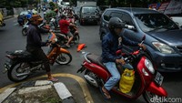 Pengendara melintas di Jalan Sultan Hasanudin, Tambun, Bekasi, Senin (8/4/2024). 