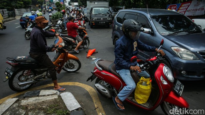 Pembatas Putar Balik di Tambun Dirusak, Bikin Jalan Macet Pengendara melintas di Jalan Sultan Hasanudin, Tambun, Bekasi, Senin (8/4/2024).