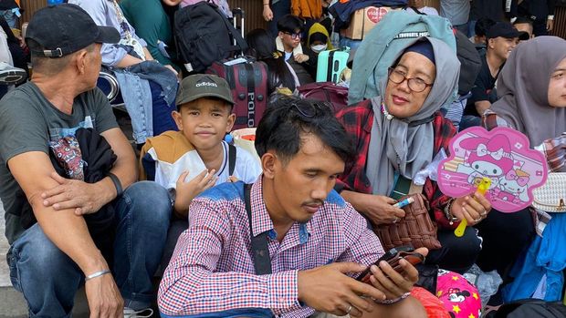 Pemudik arah Sumatera terlantar di Terminal Kalideres, Jakbar. Menunggu bus sejak siang hingga malam hari.