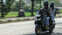 Beberapa dari mereka turut membawa serta keluarganya, mulai dari istri hingga anak-anak.