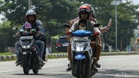 Selain membawa serta anak-anak, para pemudik ini juga turut membawa barang bawaan yang terlihat besar.