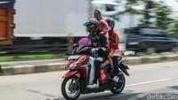 Untuk pemudik motor yang membawa anak-anak harap terus berhati-hati ya....