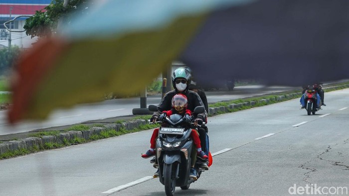 Pemudik Bawa Anak Libas Jalur Pantura Jelang Raya Idul Fitri sejumlah pemudik dengan menggunakan kendaraan roda dua masih terus terlihat di jalur Pantura. Mereka membawa serta anak-anak.