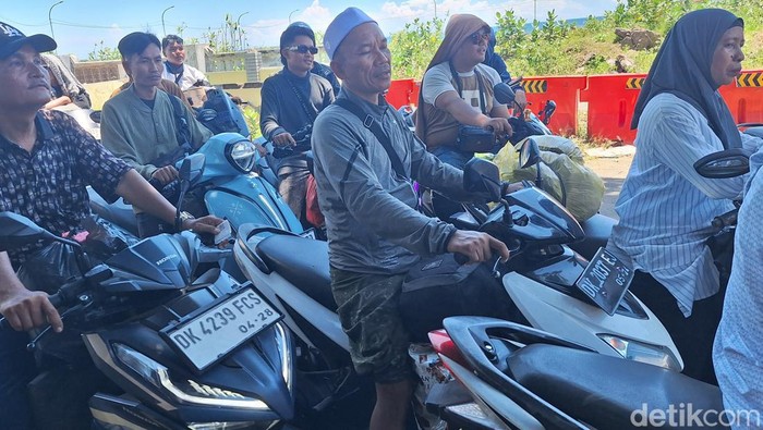 Pemudik ke Pulau Raas Madura yang sengaja menyewa motor demi terlihat sukses