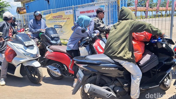 Pemudik ke Pulau Raas Madura yang sengaja menyewa motor demi terlihat sukses