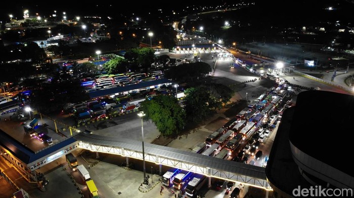Pemudik memadati Pelabuhan Bakauheni, Lampung Selatan.