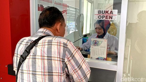 Pemudik membeli tiket KA lokal