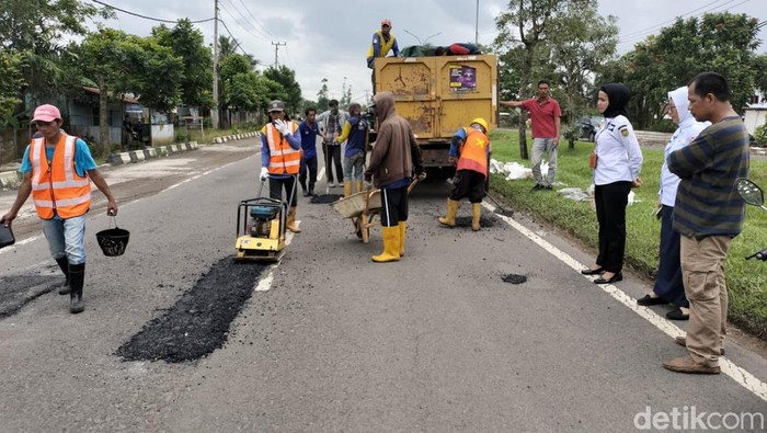 Penambalam jalan milik Pemprov Sumsel di beberapa titik.