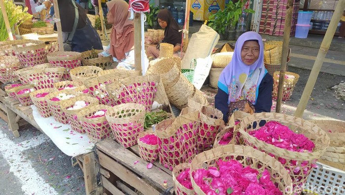 Penjual bunga tabur di Pasar Rejowinangun, Senin (8/4/2024).