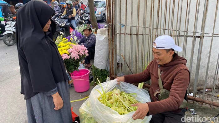 Penjual cangkang ketupat lebaran di Pasar Ciwastra, Bandung