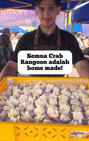 Penjual Crab Rangoon Tampan Ini Bikin Netizen Salah Fokus