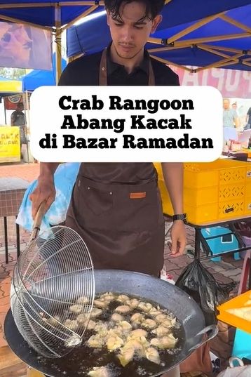 Penjual Crab Rangoon Tampan Ini Bikin Netizen Salah Fokus