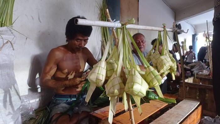 Pengusaha Ketupat di Pasar Senen Hadapi Ketidakpastian Pasar yang Fluktuatif