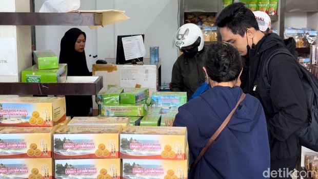 Penjualan pie susu meningkat untuk oleh-oleh wisatawan atau pemudik menjelang Lebaran.
