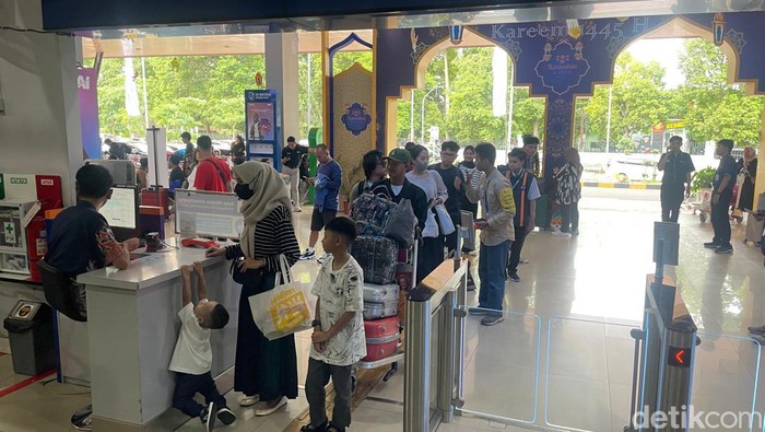 Penumpang KA di Stasiun Malang