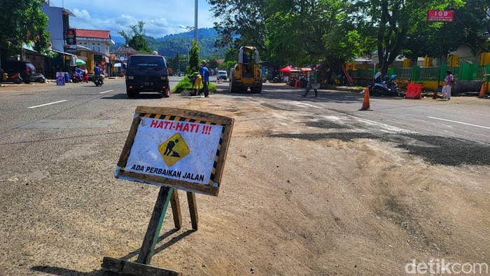Perbaikan di Jalan Ahmad Yani, Palabuhan Ratu, Sukabumi.