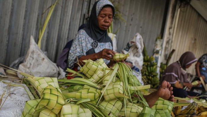 Pedagang melayani pembeli kulit ketupat di kawasan Pasar Karang Ayu, Semarang, Jawa Tengah, Senin (8/4/2024). Menjelang perayaan Idul Fitri 1445 H, permintaan kulit ketupat yang dijual dengan harga Rp12 ribu per 10 buah tersebut mengalami kenaikan hingga 70 persen dibandingkan Idul Fitri tahun lalu. ANTARA FOTO/Makna Zaezar/nym.
