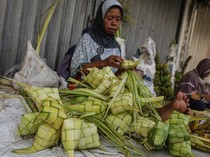 Lebaran Tinggal Sehari, Pedagang Kulit Ketupat Panen Rezeki