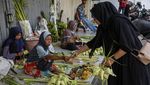 Lebaran Tinggal Sehari, Pedagang Kulit Ketupat Panen Rezeki