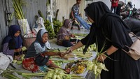 Kulit ketupat ini dijual dengan harga Rp 12 ribu per 10 buah.
