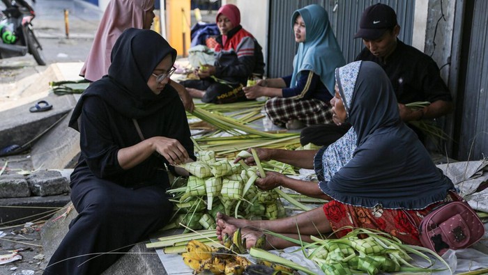 Pedagang melayani pembeli kulit ketupat di kawasan Pasar Karang Ayu, Semarang, Jawa Tengah, Senin (8/4/2024). Menjelang perayaan Idul Fitri 1445 H, permintaan kulit ketupat yang dijual dengan harga Rp12 ribu per 10 buah tersebut mengalami kenaikan hingga 70 persen dibandingkan Idul Fitri tahun lalu. ANTARA FOTO/Makna Zaezar/nym.