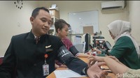 Setelah dia melakukan sign on, awak kabin langsung melakukan pemeriksaan blood pressure, alcohol test, pemeriksaan tekanan darah, alkohol tes dan juga kondisi tubuhnya. (Daffa Ridwan/detikcom)