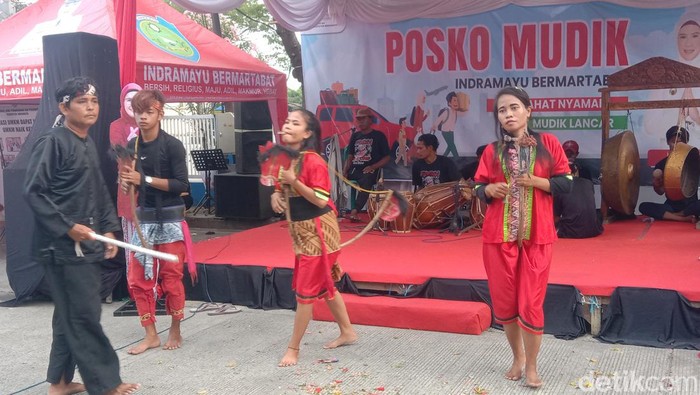 Pertunjukan seni jaran cecek hingga berokan di rest area UPPKB Losarang