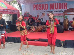 Lewat Jaran Cecek hingga Berokan, Wa Aong Hibur Pemudik di Pantura