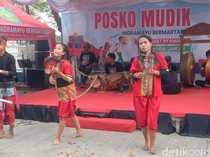 Lewat Jaran Cecek hingga Berokan, Wa Aong Hibur Pemudik di Pantura