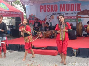Lewat Jaran Cecek hingga Berokan, Wa Aong Hibur Pemudik di Pantura